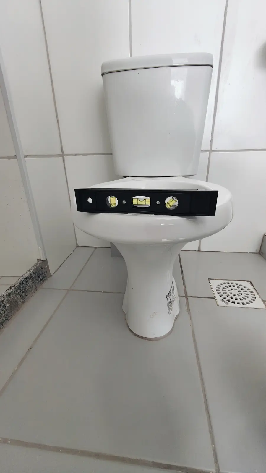 Verificação do nivelamento de vaso sanitário com nível de bolha