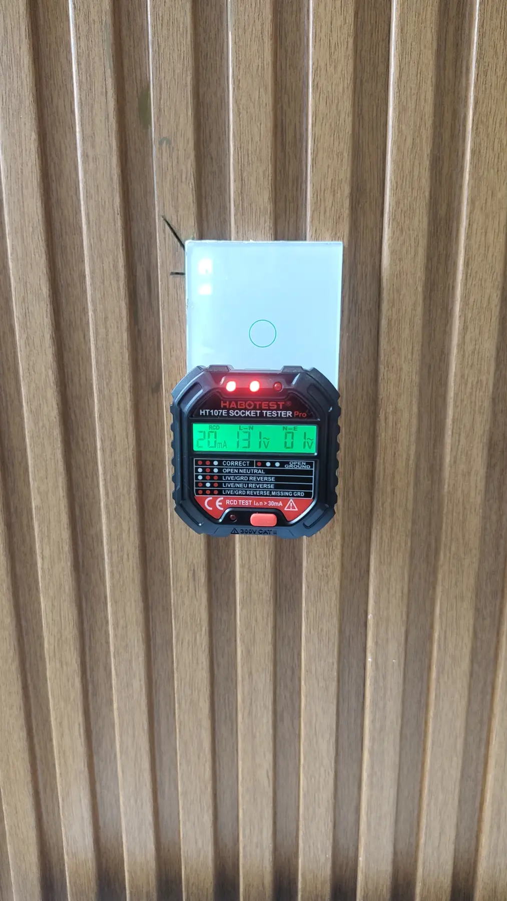 Equipamento técnico realizando teste elétrico em uma tomada do imóvel