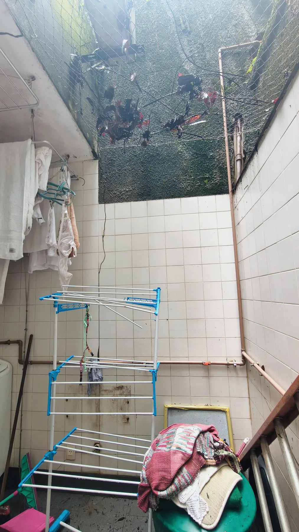 Sinais de umidade observados na área de serviço durante vistoria pré-compra